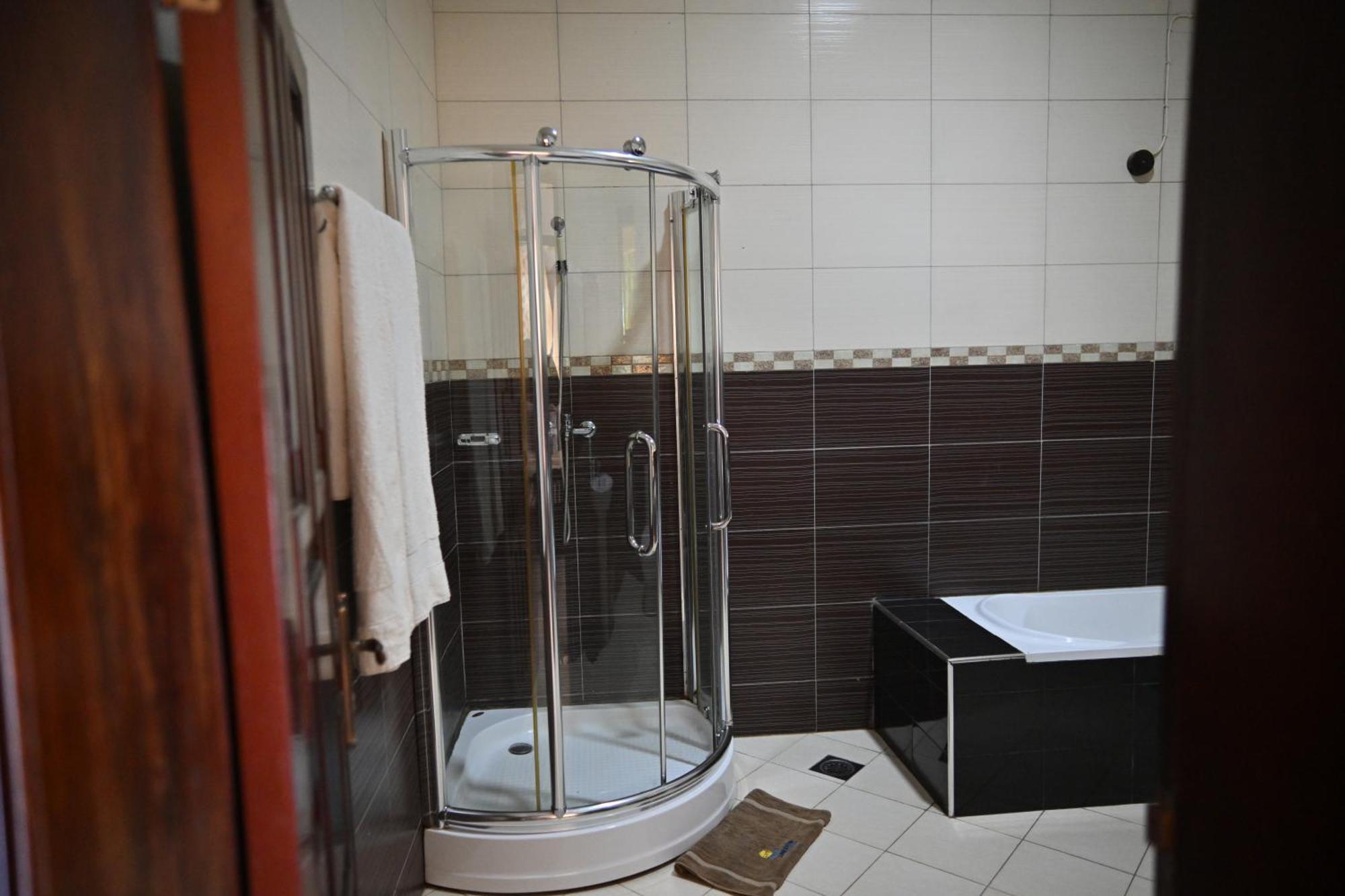 אנטבה Lakepoint Villa מראה חיצוני תמונה